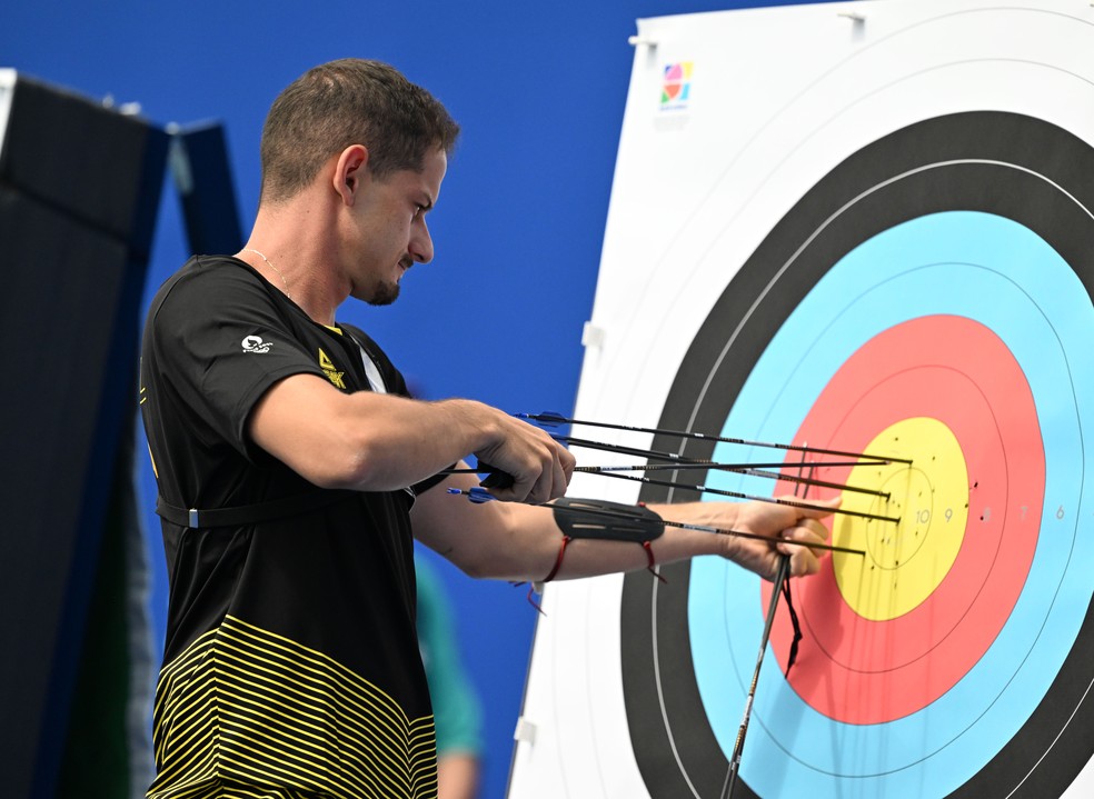 Marcus D'Almeida confere a flecha do tiro perfeito na disputa contra o japonês Fumiya Saito no tiro com arco em Paris — Foto: André Durão