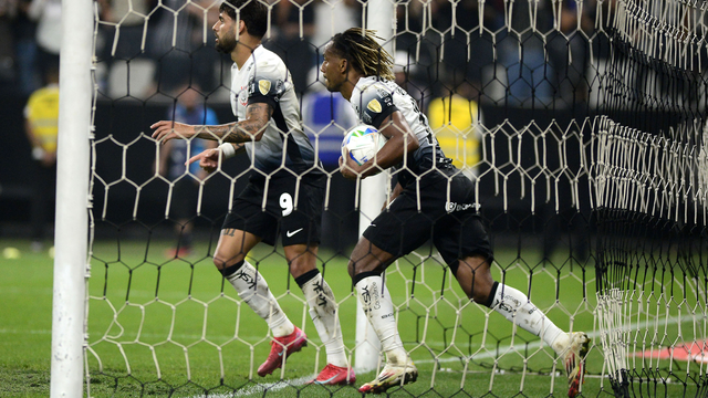 Carrillo festeja segundo gol do Corinthians