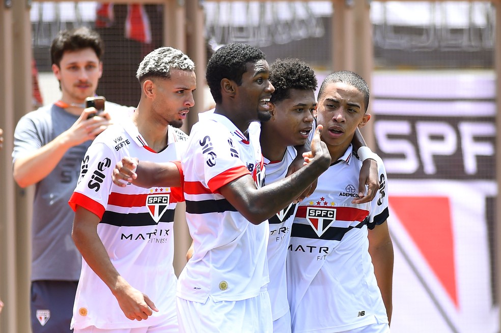 Jogadores do São Paulo comemoram gol na final da Copinha 2025 — Foto: Marcos Ribolli