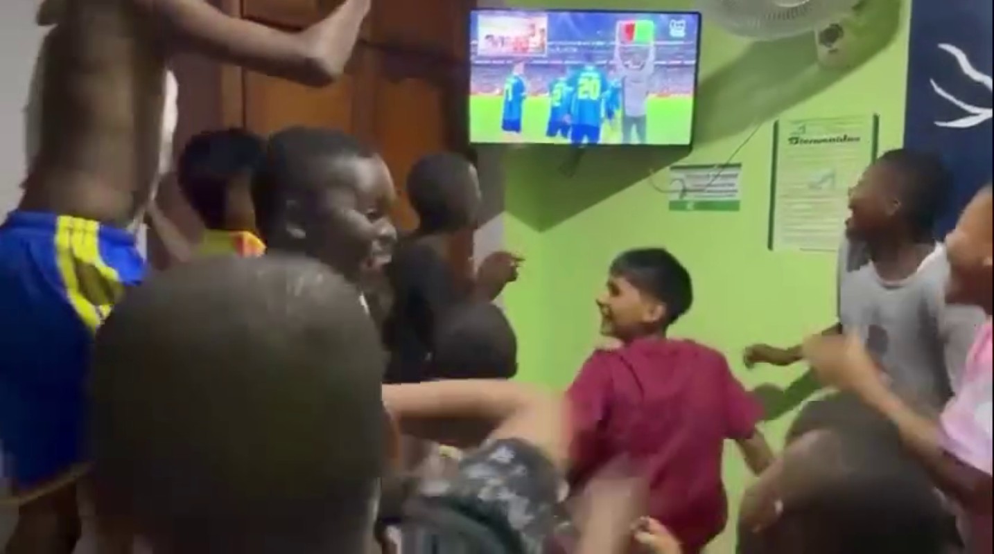 Garotos de escolinha que revelou Viveros vibram com estreia do atacante pela Colômbia; veja