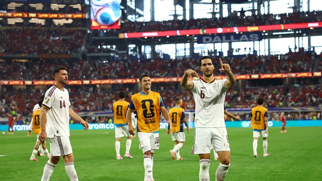 Mikel Merino comemora em Portugal x Espanha
