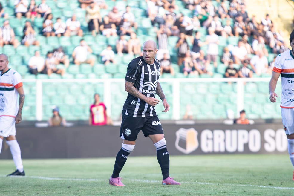 Silvinho em campo — Silvinho em ação pelo Figueirense