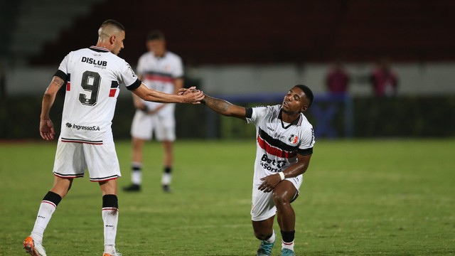 Jogadores do Santa Cruz no jogo com o Sport, pela semifinal do Campeonato Pernambucano 2025