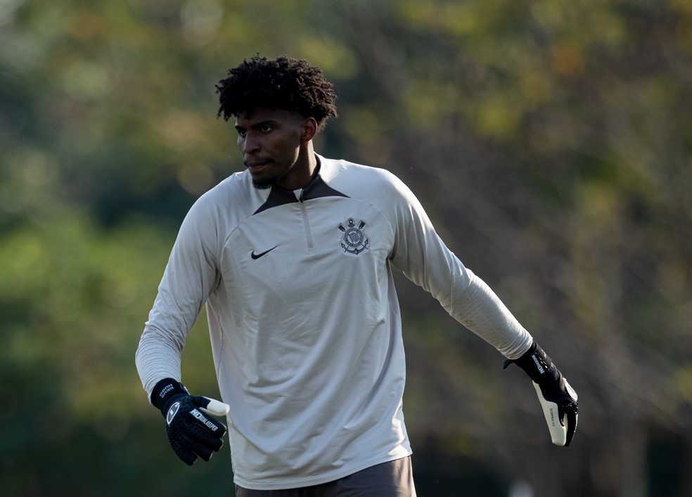 Hugo Souza em treino do Corinthians — Foto: Rodrigo Coca/Agência Corinthians