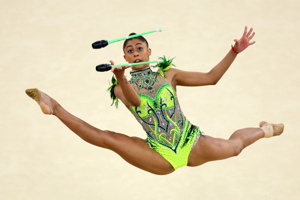 Bárbara Domingos se apresenta com as maças em Paris — Foto: REUTERS/Hannah Mckay