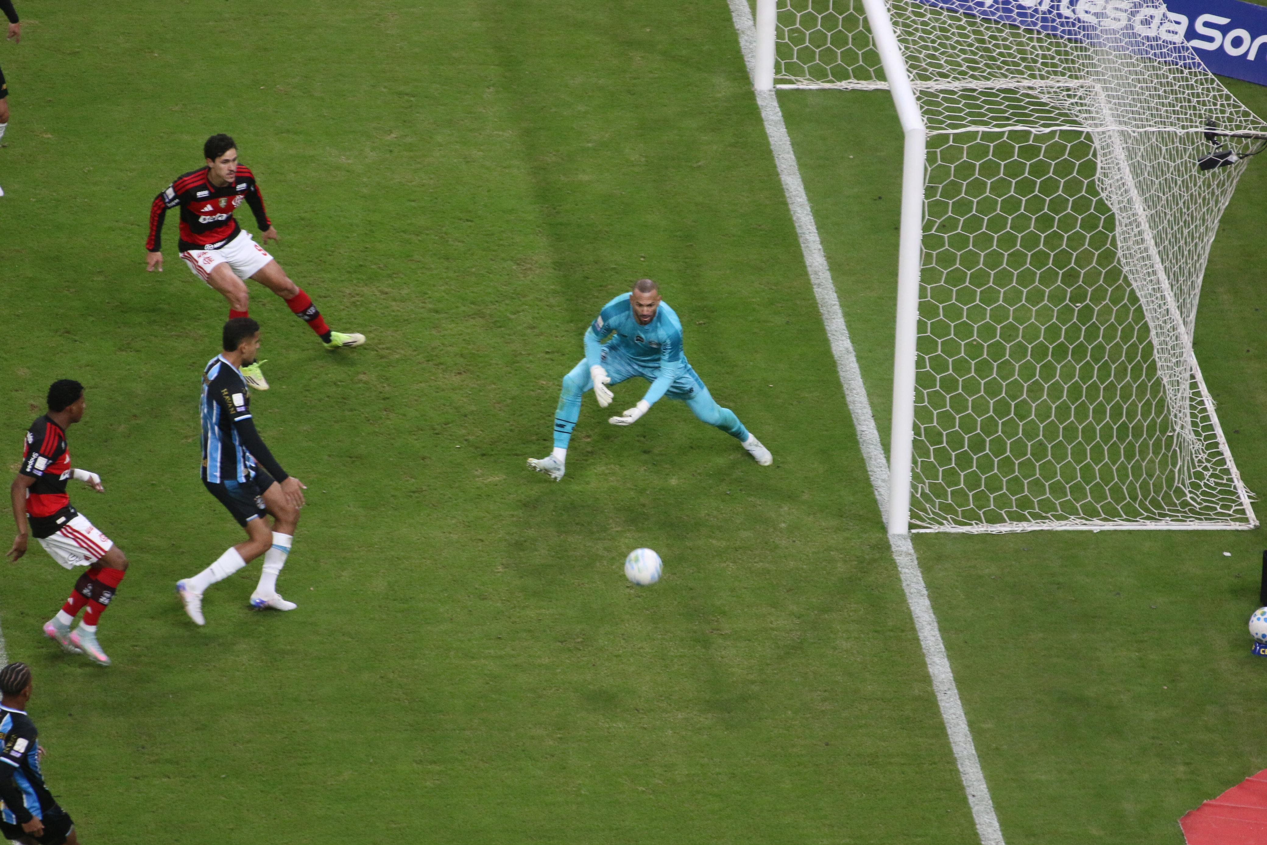 Atuações do Grêmio: Weverton evita derrota mais elástica para o Flamengo; dê suas notas