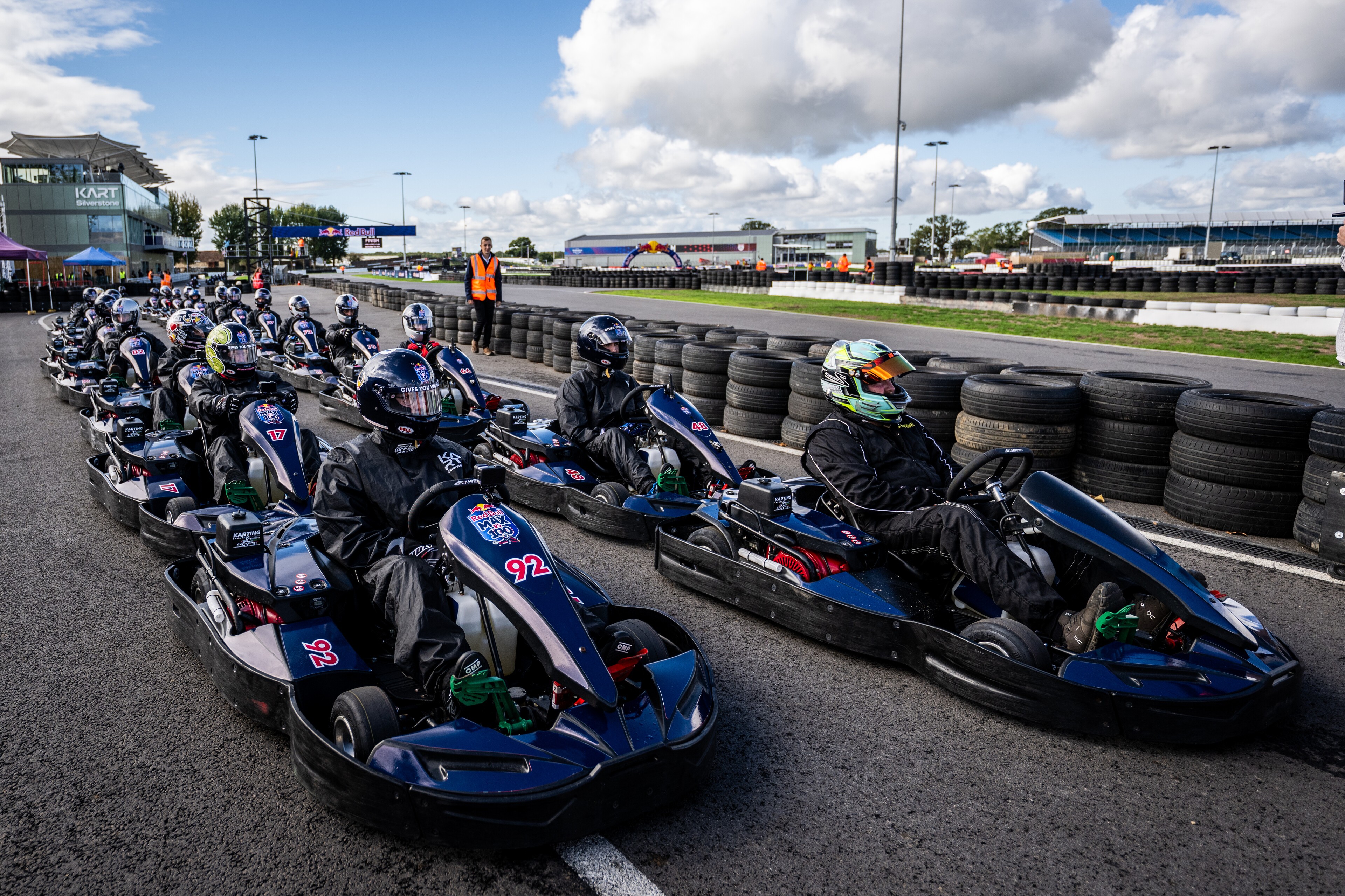 Verstappen larga em último de kart e vence 100 rivais em 35 minutos