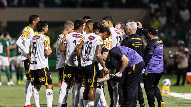 Jogadores do Novorizontino reunidos na final do Paulistão