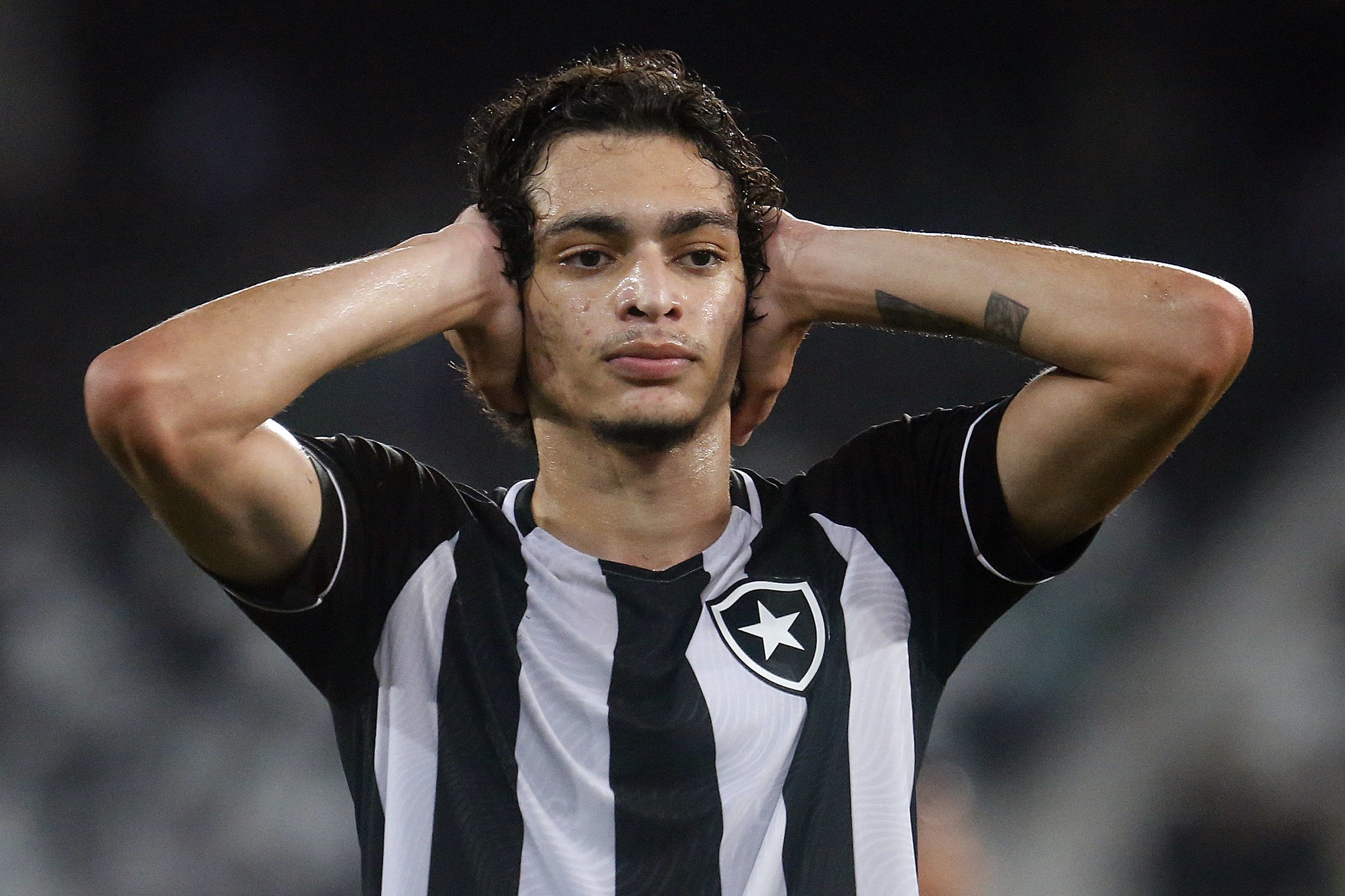 Matheus Nascimento no limbo: saiba como a joia de R$ 150 milhões virou terceira opção no Botafogo