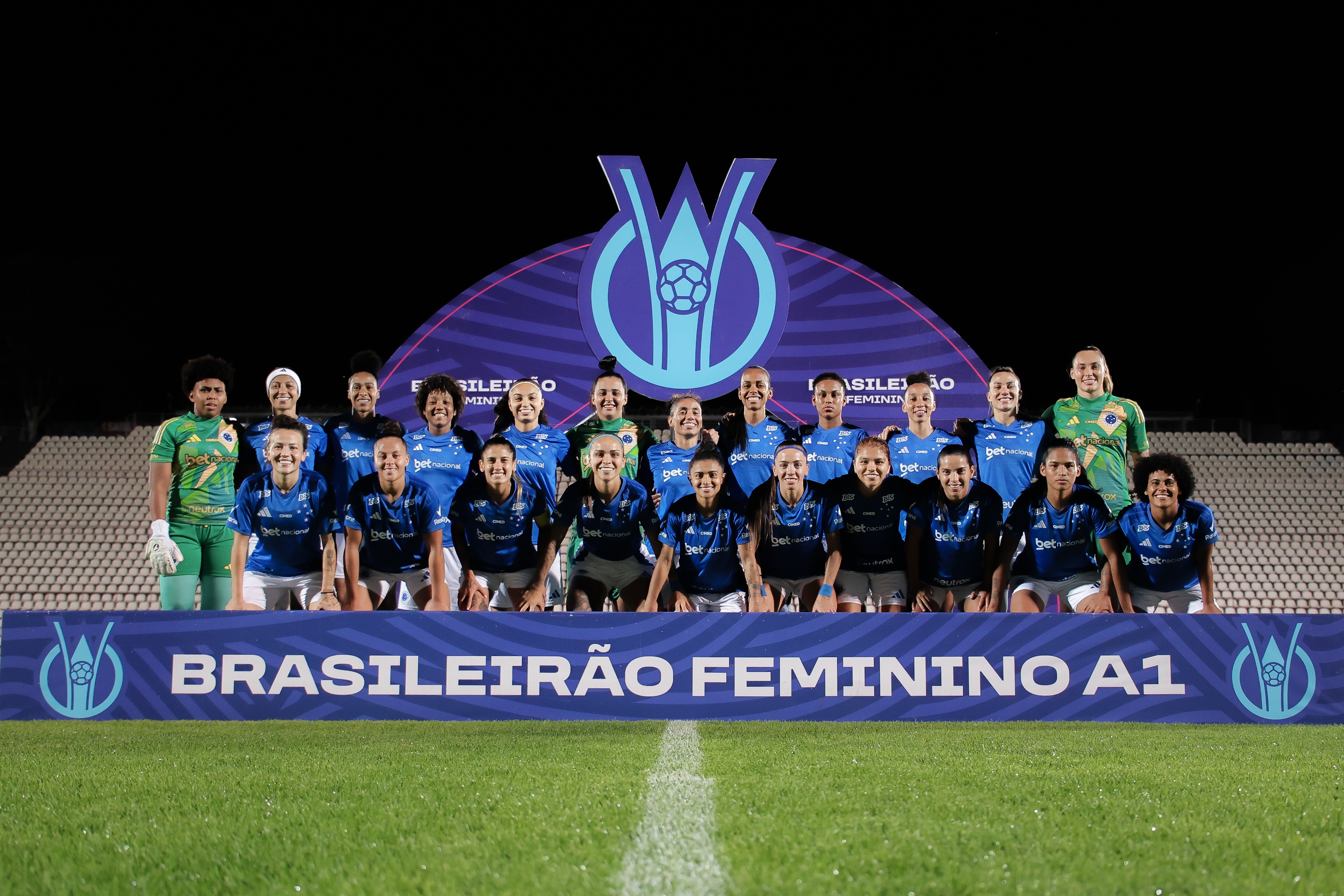 Zagueira do Cruzeiro Retorna aos Gramados Após Superar Desafios de Saúde Mental