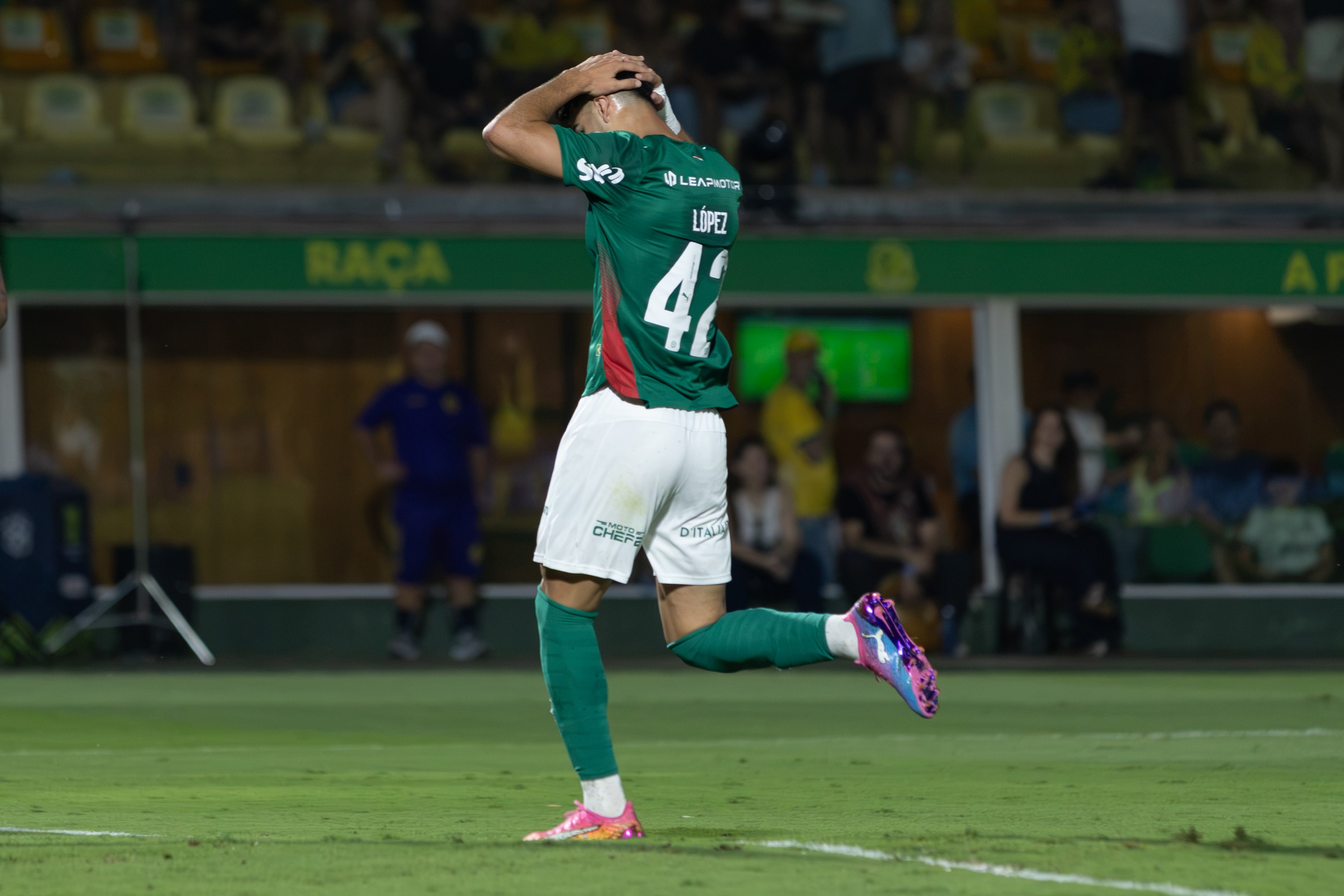 Jogadores do Palmeiras e Mirassol disputando bola durante partida do Brasileirão 2026