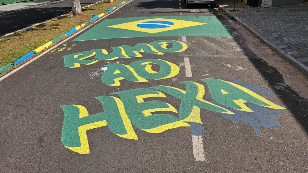 Pintura de faixa com as cores do Brasil