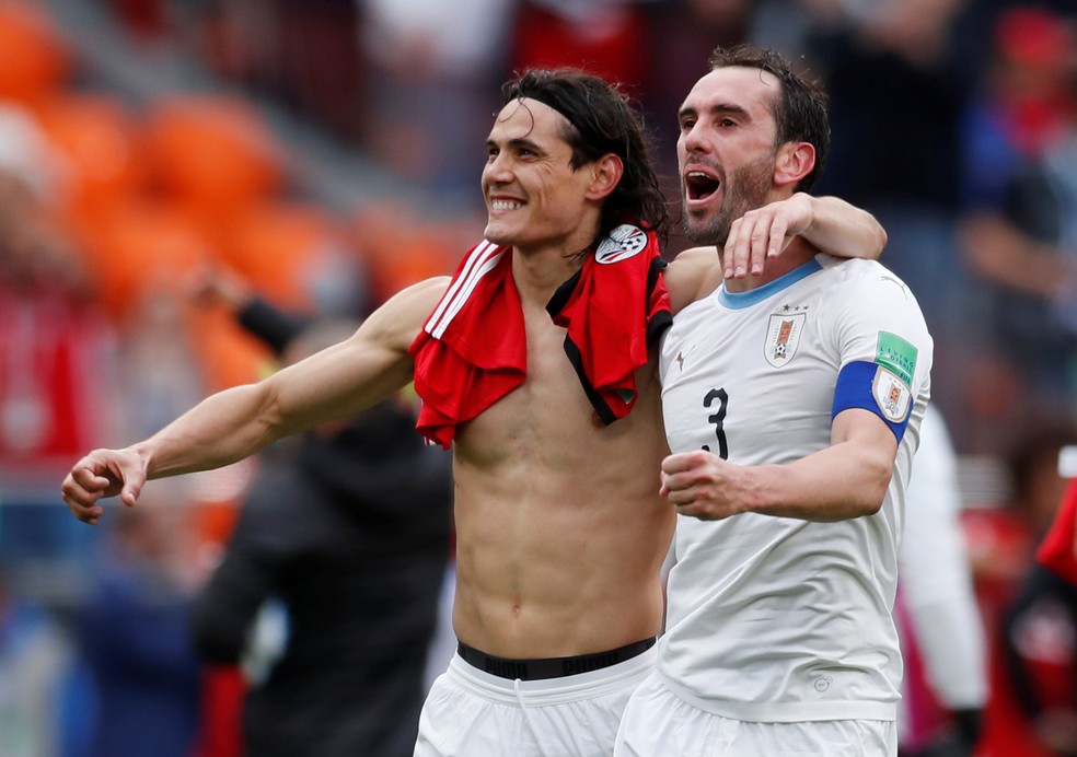 Edinson Cavani e Diego Godín comemoram vitória do Uruguai — estreias em Copas