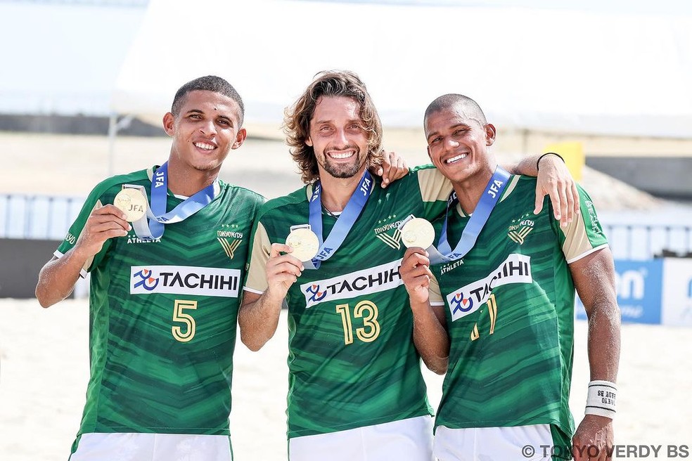 T&uacute;lio Silva ao lado de Bernardo Botelho e Mateusinho na conquista do Tokyo Verdy &mdash; Foto: Cedida