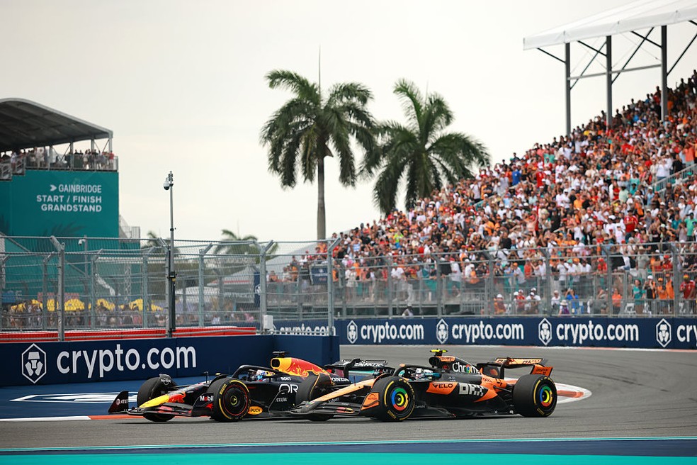 Max Verstappen também não superou duelo com Lando Norris no GP de Miami da F1 2025 — Foto: Hector Vivas/Getty Images