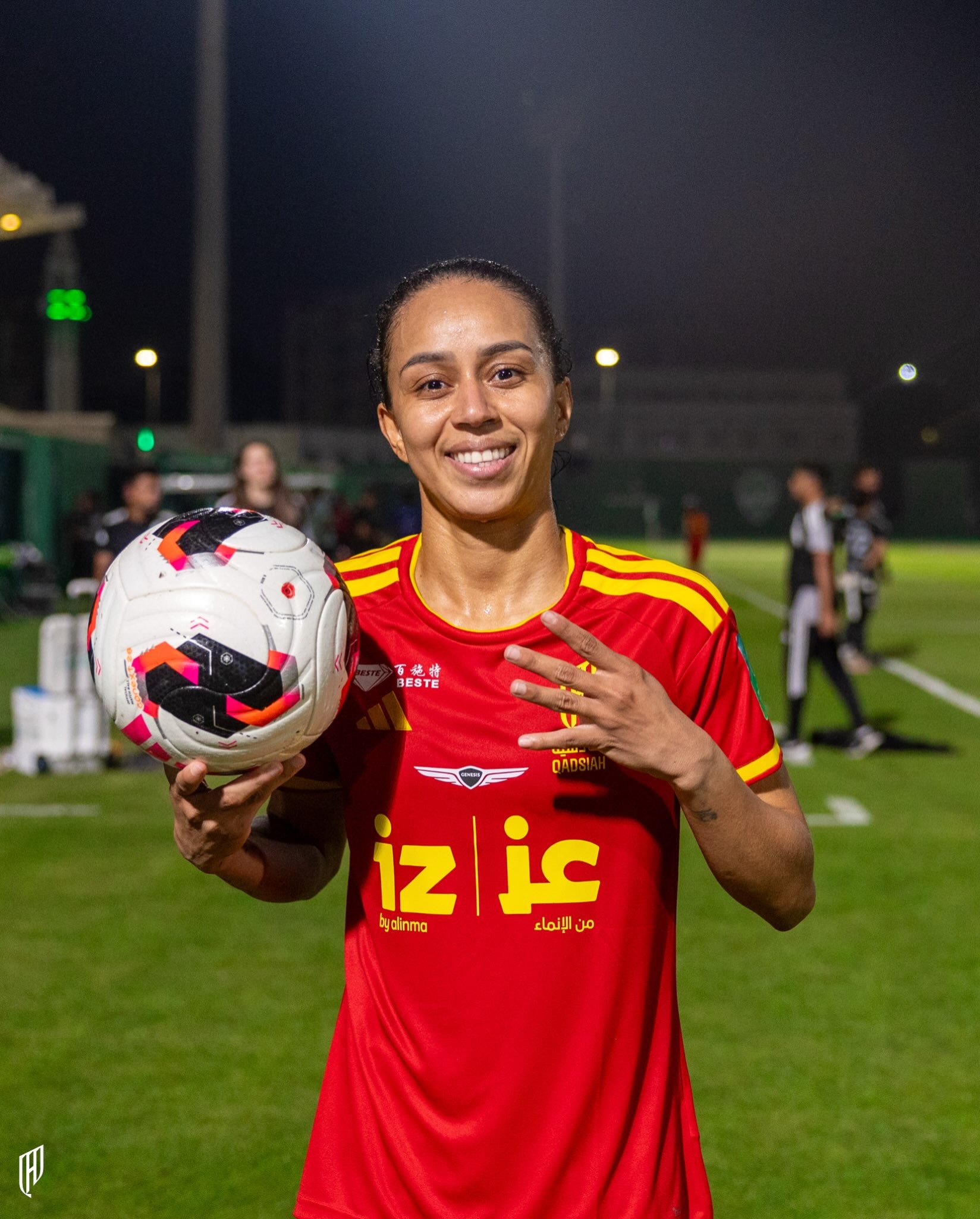 Adriana marca quatro gols em goleada do Al-Qadisiyah e mantém equipe invicta na Liga Saudita