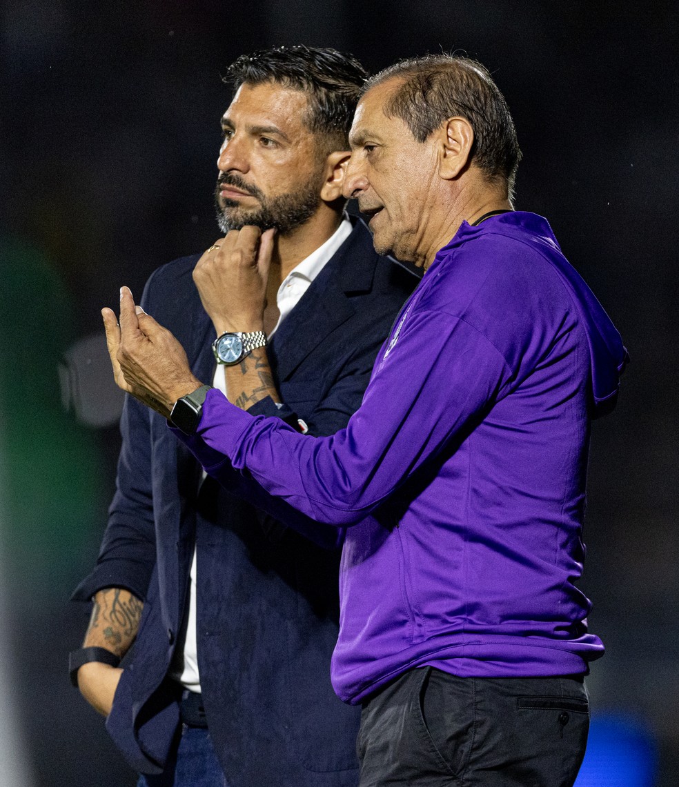 Ramón Díaz e o filho Emiliano comandam o Corinthians — Foto: Rodrigo Coca / Ag.Corinthians