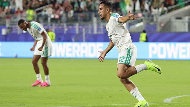 Benbouali comemora o gol de empate da Argélia contra a Jordânia