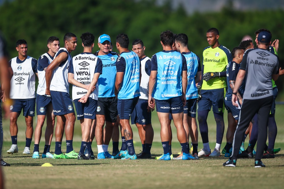 Grêmio treina e viaja à tarde para São Paulo