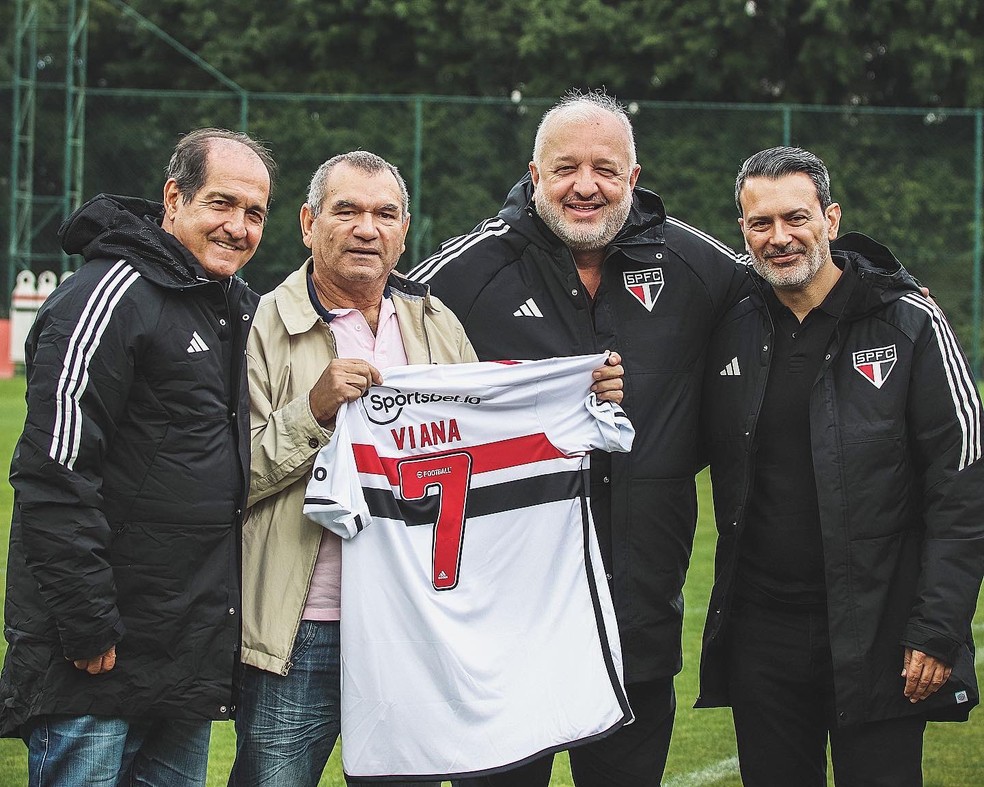 Campeão brasileiro de 1977, Viana esteve no CT da Barra Funda  — Foto: Divulgação