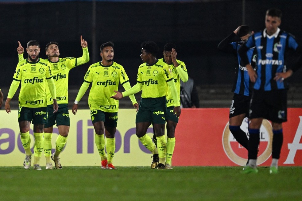 Palmeiras comemora gol fora de casa pela Libertadores, contra o Liverpool-URU — Foto: Eitan Abramovich / AFP