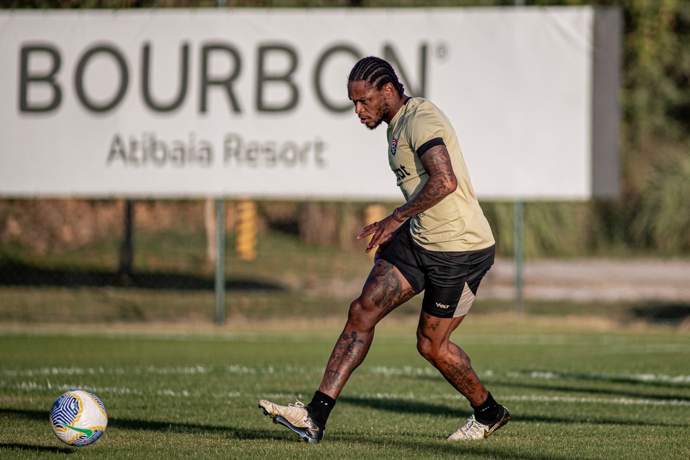 Luiz Adriano deve ser titular do Vitória contra o Bragantino — Foto: Victor Ferreira / EC Vitória