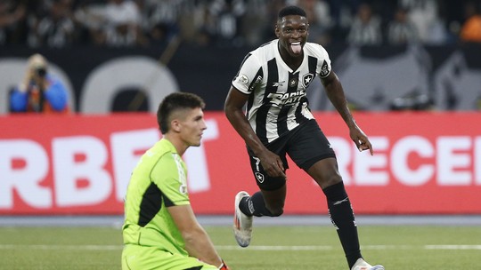 Botafogo terá que superar retrospecto negativo contra o Internacional; veja números - Alvinegro está em desvantagem no histórico contra os gaúchos no Nilton Santos; equipes se enfrentam às 20h (horário de Brasília) deste domingo, pelo Brasileirão