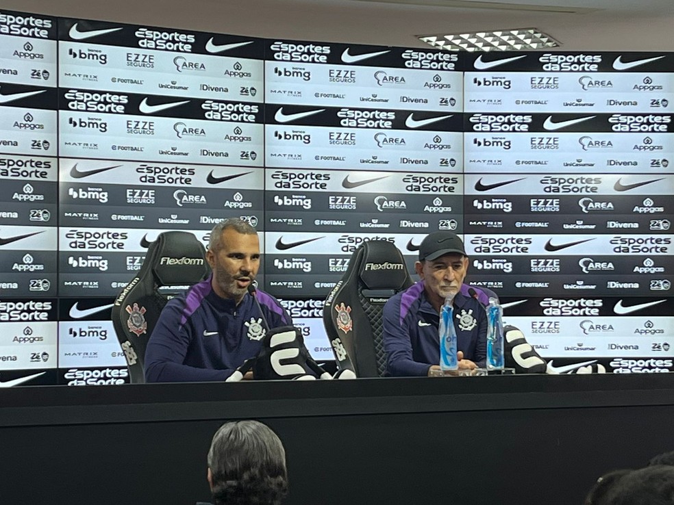Reverson Pimentel e Celso Rezende, preparadores físicos do Corinthians — Foto: Lorena Ortega