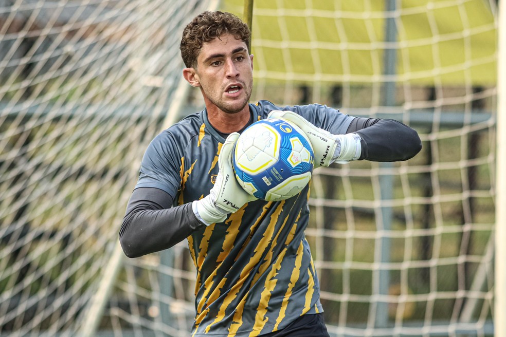 Pedro Caracoci vai disputar posição com os goleiros Marcão e Fabian Volpi — Foto: João Normando/AMFC