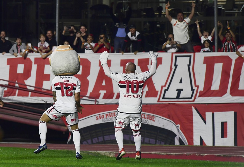 Alexandre Pato pegou a cabeça do mascote para comemorar gol contra o Santos — Foto: Marcos Ribolli
