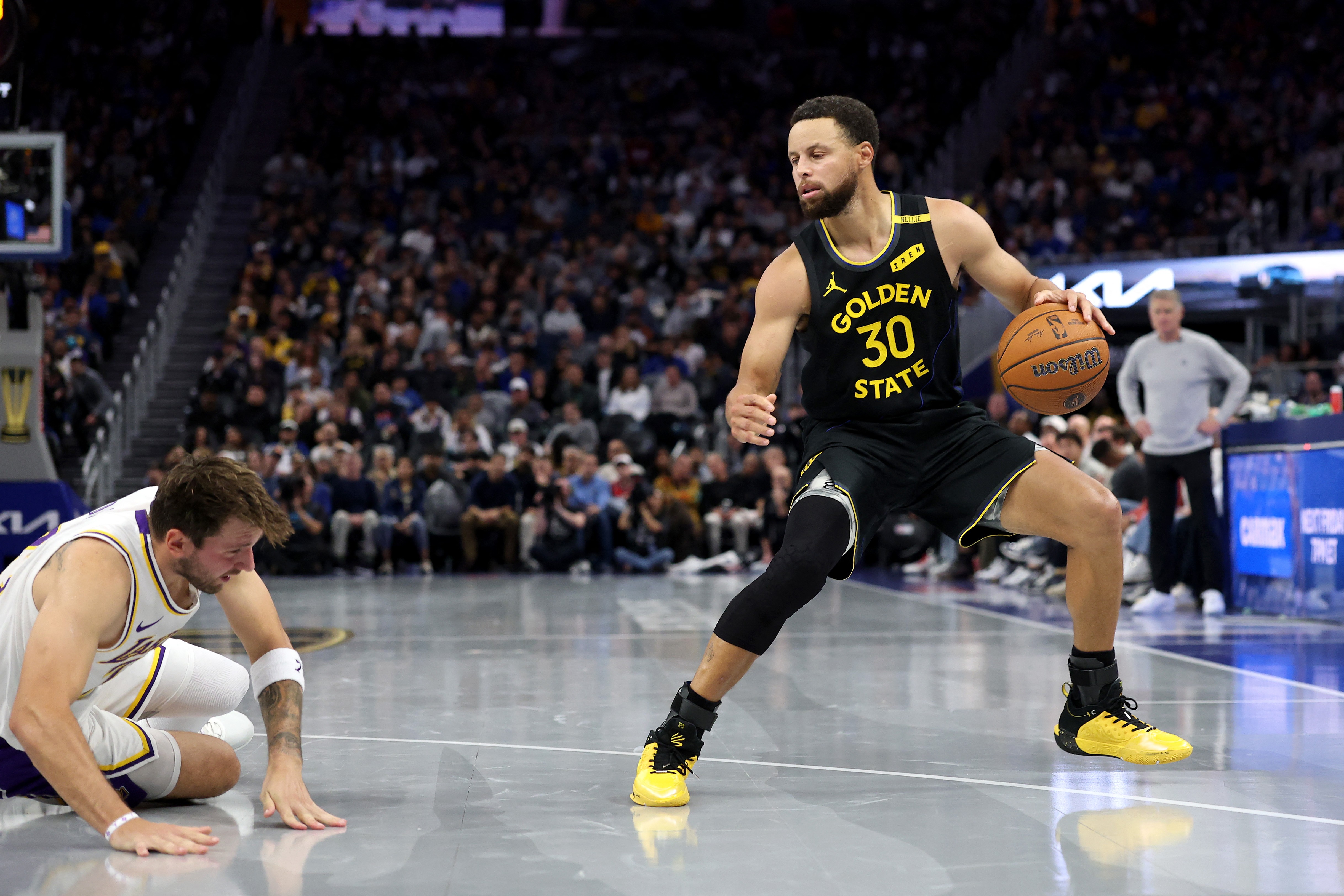 "Não esperava que ficasse tão feio" — Curry dá drible desconcertante e deixa Doncic no chão