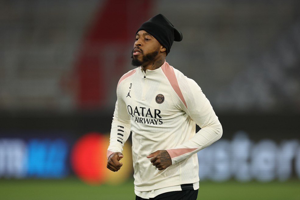 O zagueiro Kimpembe voltou a treinar normalmente junto ao time do PSG — Foto: Alexander Hassenstein/Getty Images