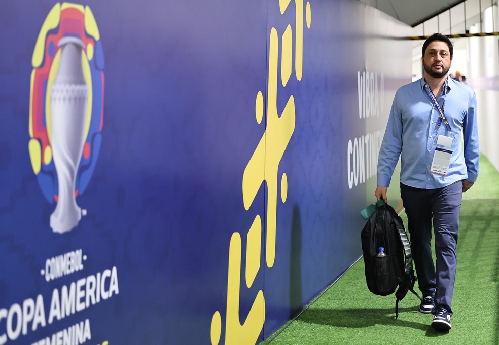 Arthur Elias chega ao Estádio Chillogallo para Paraguai x Brasil — Foto: Lívia Villas Boas/ CBF