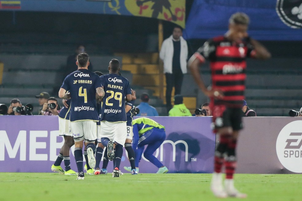 Bruno Henrique lamenta gol do Millonarios contra o Flamengo