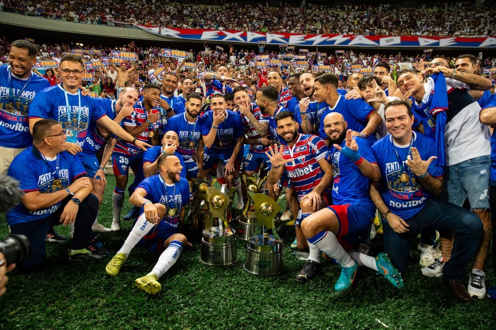 Elenco do Fortaleza com penta do Cearense — Foto: Thiago Gadelha/SVM