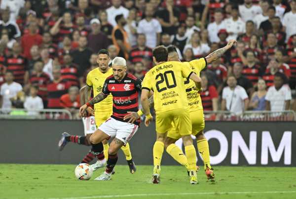 Arrascaeta critica postura do Flamengo após gol sofrido: Perdemos o controle