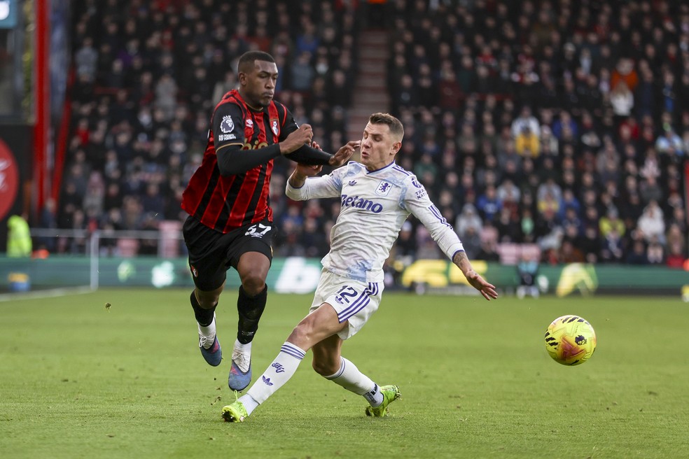 Rayan dribla Digne em jogo Bournemouth x Aston Villa na Premier League 2025/2026 — Foto: Robin Jones - AFC Bournemouth/AFC Bournemouth via Getty Images