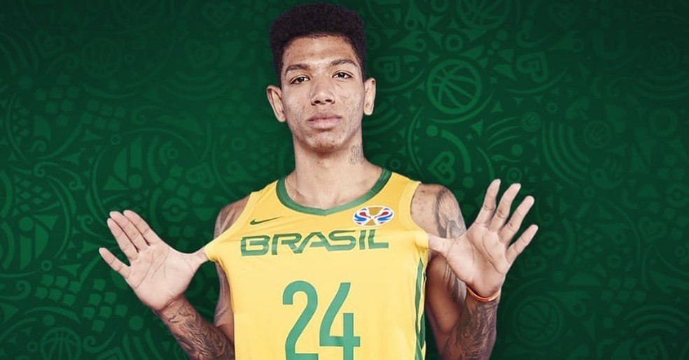 A Gazeta  Com capixaba no elenco, seleção de basquete estreia