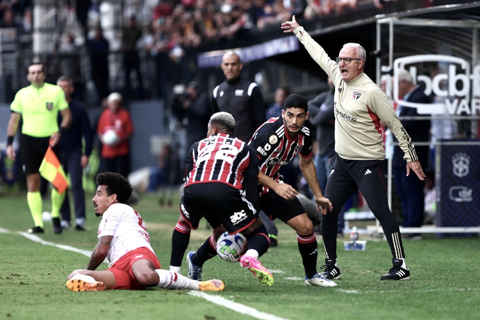 Diante do Bragantino, Dorival usou opções menos utilizadas no time titular — Foto: Marcello Zambrana/AGIF