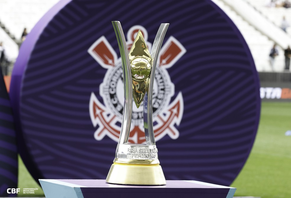 Trofu do Campeonato Brasileiro Feminino com escudo do Corinthians - Foto: @rafaelribeirorio I CBF
