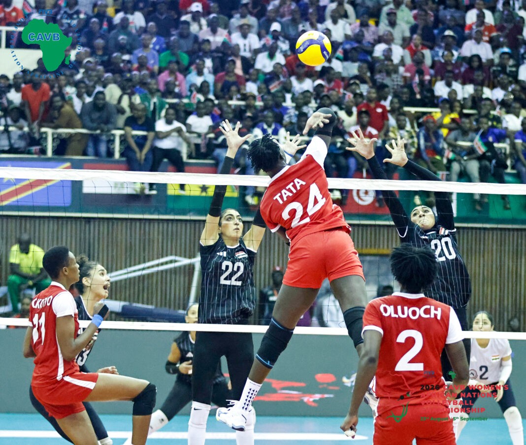 Jogadoras da seleção feminina de vôlei do Egito comemoram a vitória na final