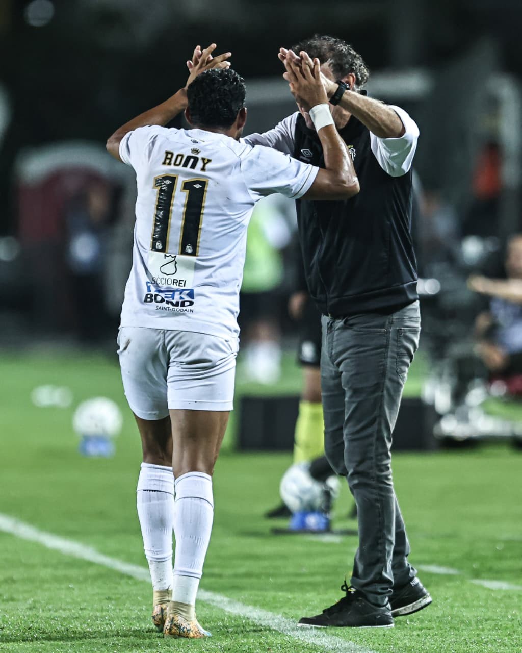 Cuca diz que Santos encaminhou classificação na Sul-Americana e celebra goleada: "Jogo bem jogado"