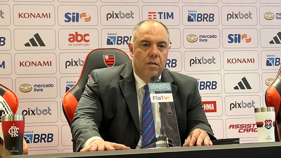 Marcos Braz em coletiva de apresentação de Luiz Araújo, novo reforço do Flamengo — Foto: Letícia Marques