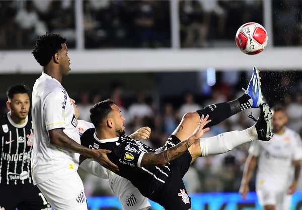 Corinthians questiona falta não revisada no VAR durante partida na Vila Belmiro.
