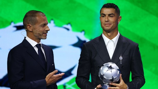 Cristiano Ronaldo é premiado por feitos na Champions League