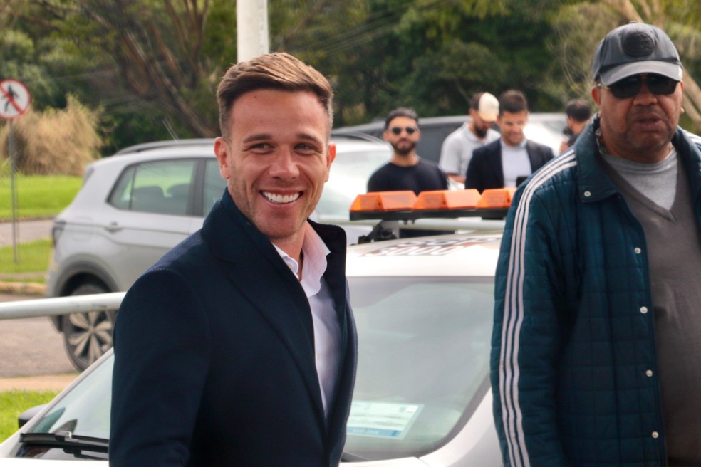 Arthur chega a Porto Alegre para ser reforço do Grêmio — Foto: Tomás Hammes