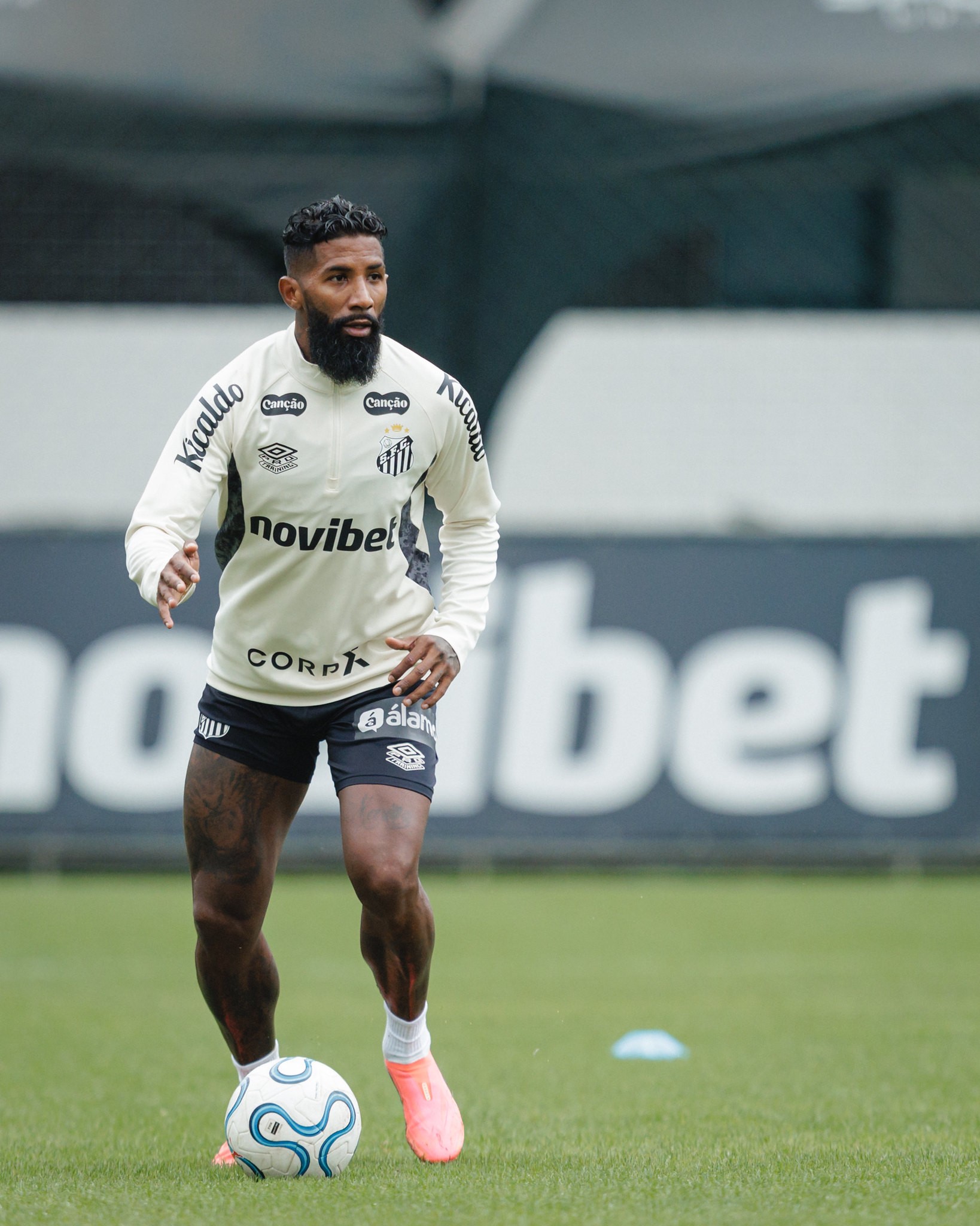 Treino do Santos: Rodinei participa de primeira atividade com o elenco