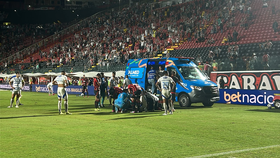 Ambulância retira jogador do Vitória — Foto: Gabrielle Gomes