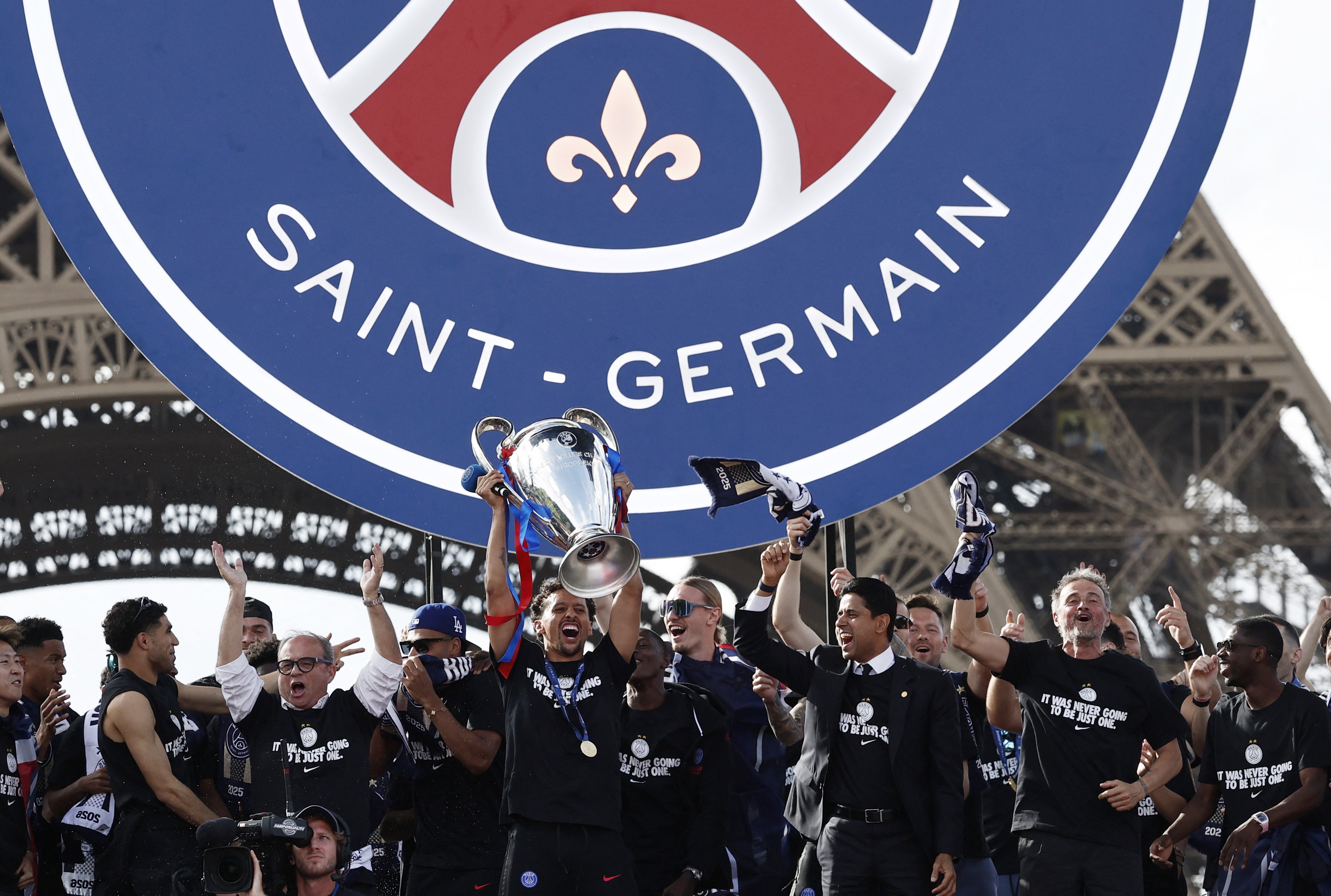 PSG comemora título da Champions League junto à torcida em frente à Torre Eiffel; veja fotos