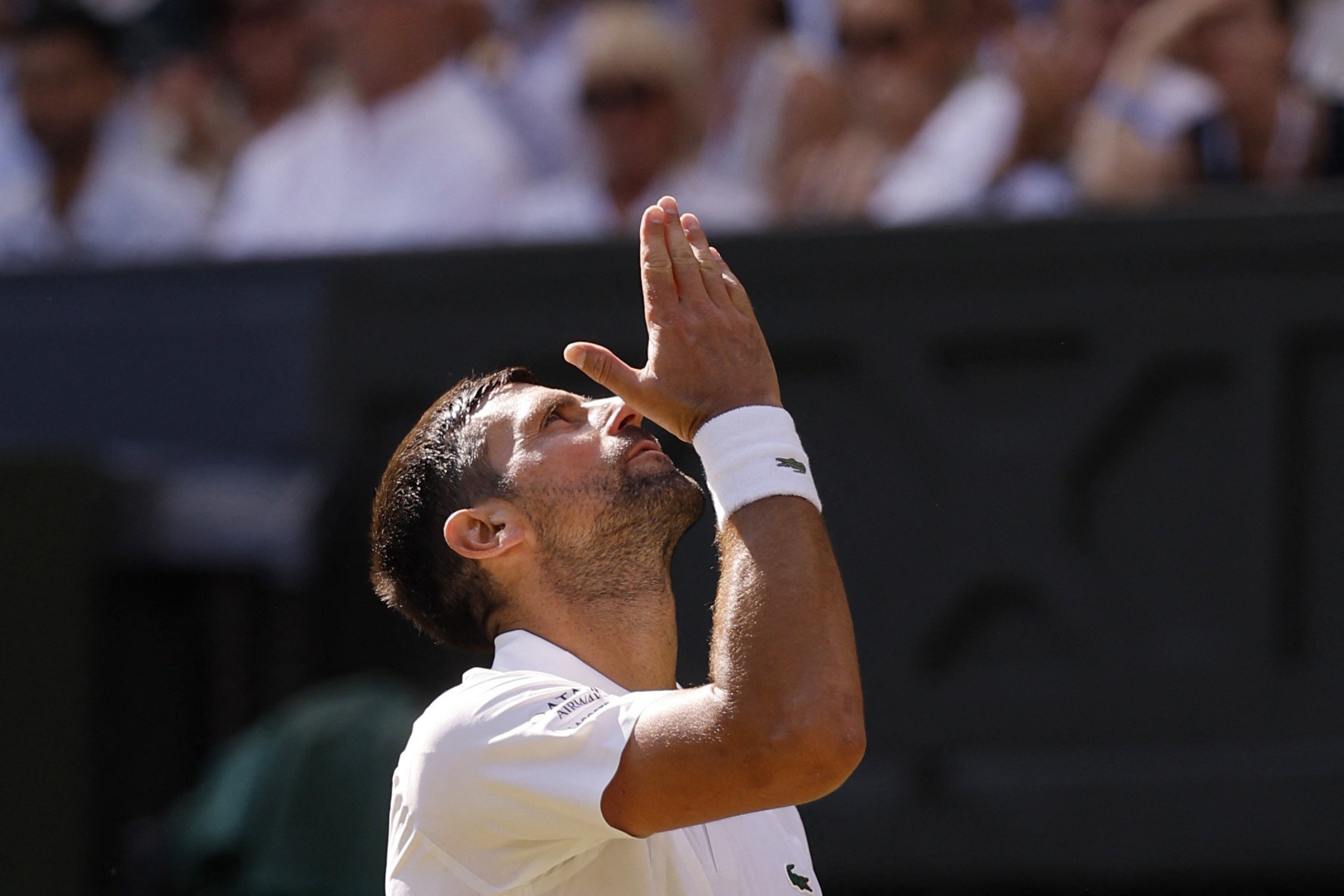 Djokovic bate francês em Wimbledon e iguala recorde de Federer